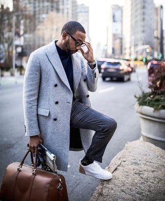 30 Jährige: Welche Chinohosen mit grauen Mantels zu tragen – 377 Herren Outfits: Kombinieren Sie einen grauen Mantel mit einer Chinohose für Ihren Bürojob. Fühlen Sie sich ideenreich? Wählen Sie weißen Segeltuch niedrige Sneakers.