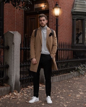 Braunen Leder Rucksack kombinieren – 28 Smart-Casual Frühling Herren Outfits: Entscheiden Sie sich für Komfort in einem camel Mantel und einem braunen Leder Rucksack. Weiße Segeltuch niedrige Sneakers sind eine gute Wahl, um dieses Outfit zu vervollständigen. Ein super Übergangs-Look.
