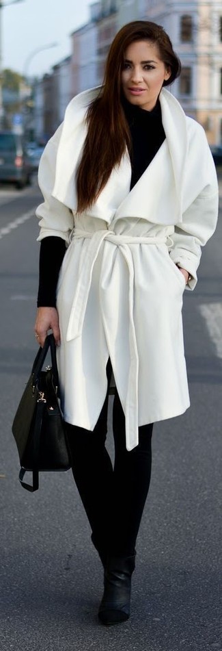 weißer Mantel, schwarzer Rollkragenpullover, schwarze enge Hose, schwarze Leder Stiefeletten für Damen