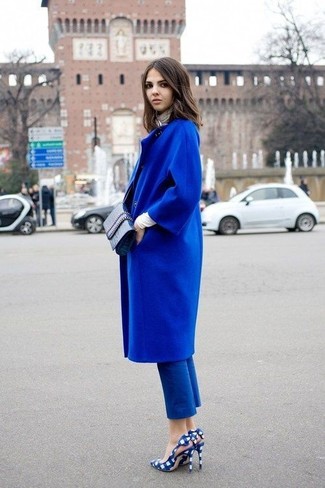Blaue enge Hose kombinieren – 89 Damen Outfits: Geben Sie den ultimativen verfeinerten Alltags-Look ab in einem blauen Mantel und einer blauen enger Hose. Vervollständigen Sie Ihr Look mit weißen und blauen Leder Pumps mit Ausschnitten.