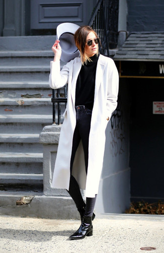 Graue enge Jeans kombinieren – 367 Damen Outfits: Probieren Sie die Paarung aus einem weißen Mantel und grauen engen Jeans, um ein schickes Outfit zu erzielen. Schwarze Leder Stiefeletten sind eine ideale Wahl, um dieses Outfit zu vervollständigen.