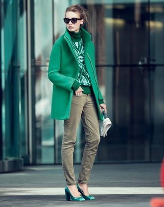 Dunkeltürkise enge Jeans kombinieren – 66 Damen Outfits: Diese Kombination aus einem grünen Mantel und dunkeltürkisen engen Jeans erlaubt es Ihnen, Ihren Alltags-Stil gepflegt und unkompliziert zu halten. Komplettieren Sie Ihr Outfit mit dunkelgrünen Leder Pumps.