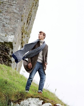 Dunkelblauen Schal kombinieren – 500+ Herren Outfits: Für ein bequemes Couch-Outfit, kombinieren Sie einen dunkelbraunen Mantel mit einem dunkelblauen Schal.