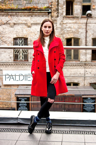 roter Mantel, weißer Rollkragenpullover, schwarze enge Jeans mit Destroyed-Effekten, schwarze klobige Leder Oxford Schuhe für Damen