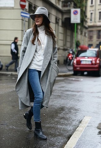 30 Jährige: Blaue enge Jeans kombinieren – 115 Elegante Damen Outfits: Möchten Sie einen stilsicheren, lockeren Look erhalten, ist die Kombination aus einem grauen Mantel und blauen engen Jeans Ihre Wahl. Schwarze Leder Stiefeletten sind eine gute Wahl, um dieses Outfit zu vervollständigen.