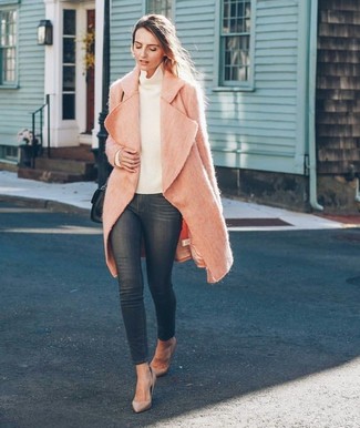 Rosa Mantel kombinieren – 153 Damen Outfits: Probieren Sie diese Kombination aus einem rosa Mantel und dunkelgrauen engen Jeans, um einen lockeren aber stilsicheren Look zu schaffen. Vervollständigen Sie Ihr Look mit hellbeige Leder Pumps.