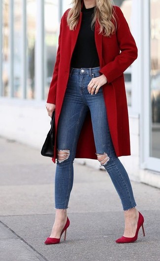 Welche Mäntel mit roter Pumps zu tragen – 21 Smart-Casual Damen Outfits warm Wetter: Um eine lockere und schöne Silhouette zu formen, probieren Sie diese Kombination aus einem Mantel und dunkelblauen engen Jeans mit Destroyed-Effekten. Rote Pumps sind eine perfekte Wahl, um dieses Outfit zu vervollständigen.