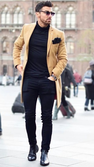 Camel Mantel kombinieren – 500+ Smart-Casual Herren Outfits: Kombinieren Sie einen camel Mantel mit schwarzen engen Jeans für ein sonntägliches Mittagessen mit Freunden. Wählen Sie schwarzen Chelsea Boots aus Leder, um Ihr Modebewusstsein zu zeigen.