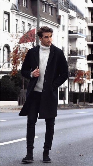 schwarzer Mantel, weißer Strick Wollrollkragenpullover, schwarze enge Jeans, schwarze Chelsea Boots aus Wildleder für Herren