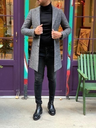 Silberne Jeans kombinieren – 455 Casual Herbst Herren Outfits: Kombinieren Sie einen grauen Mantel mit silbernen Jeans für ein sonntägliches Mittagessen mit Freunden. Putzen Sie Ihr Outfit mit schwarzen Chelsea Boots aus Leder. Schon mal so einen coolen Übergangs-Outfit gesehen?