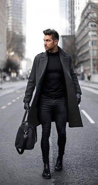 Graue Segeltuch Sporttasche kombinieren – 5 Smart-Casual Herren Outfits kühl Wetter: Ein dunkelgrauer Mantel und eine graue Segeltuch Sporttasche sind eine perfekte Wochenend-Kombination. Fühlen Sie sich mutig? Vervollständigen Sie Ihr Outfit mit schwarzen Chelsea Boots aus Leder.