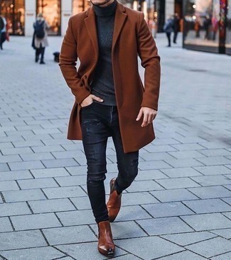 20 Jährige: Graue Jeans kombinieren – 196 Herren Outfits kühl Wetter: Vereinigen Sie einen rotbraunen Mantel mit grauen Jeans für ein sonntägliches Mittagessen mit Freunden. Komplettieren Sie Ihr Outfit mit rotbraunen Chelsea Boots aus Leder, um Ihr Modebewusstsein zu zeigen.