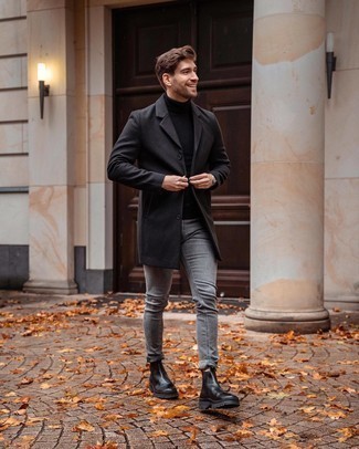 30 Jährige: Graue enge Jeans kombinieren – 192 Herren Outfits: Entscheiden Sie sich für einen dunkelgrauen Mantel und grauen enge Jeans, um einen lockeren, aber dennoch stylischen Look zu erhalten. Fühlen Sie sich mutig? Entscheiden Sie sich für schwarzen Chelsea Boots aus Leder.