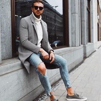 Weißen Mantel kombinieren – 92 Herren Outfits: Kombinieren Sie einen weißen Mantel mit hellblauen engen Jeans für ein bequemes Outfit, das außerdem gut zusammen passt. Bringen Sie die Dinge durcheinander, indem Sie grauen Segeltuch niedrige Sneakers mit diesem Outfit tragen.