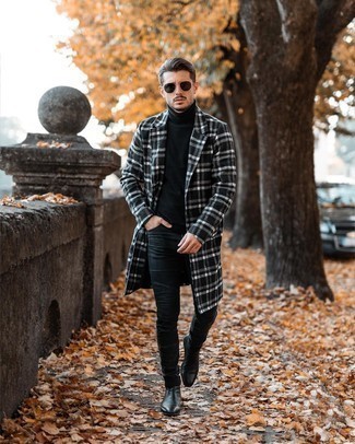 Schwarzen und weißen Mantel mit Schottenmuster kombinieren – 16 Smart-Casual Herren Outfits: Entscheiden Sie sich für einen schwarzen und weißen Mantel mit Schottenmuster und schwarzen enge Jeans, um einen lockeren, aber dennoch stylischen Look zu erhalten. Fühlen Sie sich ideenreich? Wählen Sie schwarzen Chelsea Boots aus Leder.