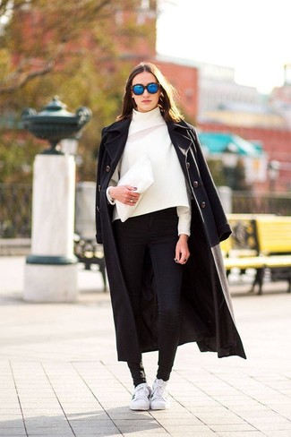 30 Jährige: Blaue Sonnenbrille kombinieren – 11 Smart-Casual Damen Outfits kühl Wetter: Probieren Sie die Kombination aus einem schwarzen Mantel und einer blauen Sonnenbrille, um einen coolen lässigen City-Look zu erhalten. Weiße niedrige Sneakers sind eine großartige Wahl, um dieses Outfit zu vervollständigen.