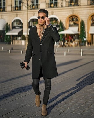 20 Jährige: Welche Rollkragenpullover mit schwarzer enger Jeans zu tragen – 65 Herren Outfits kalt Wetter: Erwägen Sie das Tragen von einem Rollkragenpullover und schwarzen engen Jeans für ein großartiges Wochenend-Outfit. Fügen Sie braunen Chelsea Boots aus Wildleder für ein unmittelbares Style-Upgrade zu Ihrem Look hinzu.