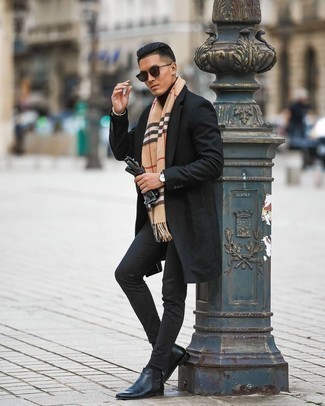 20 Jährige: Beige Schal mit Schottenmuster kombinieren – 7 Smart-Casual Herren Outfits: Für ein bequemes Couch-Outfit, kombinieren Sie einen schwarzen Mantel mit einem beige Schal mit Schottenmuster. Entscheiden Sie sich für schwarzen Chelsea Boots aus Leder, um Ihr Modebewusstsein zu zeigen.