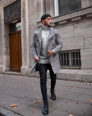 Winter Outfits Herren 2024: Entscheiden Sie sich für Komfort in einem weißen und schwarzen Mantel mit Hahnentritt-Muster und schwarzen engen Jeans mit Destroyed-Effekten. Eine schwarze Lederfreizeitstiefel sind eine einfache Möglichkeit, Ihren Look aufzuwerten. Was für eine schöne Winter-Look Idee!