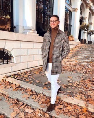 Braune Chelsea Boots kombinieren – 500+ Herren Outfits kalt Wetter: Kombinieren Sie einen braunen Mantel mit Hahnentritt-Muster mit weißen engen Jeans für ein großartiges Wochenend-Outfit. Fühlen Sie sich ideenreich? Entscheiden Sie sich für braunen Chelsea Boots.