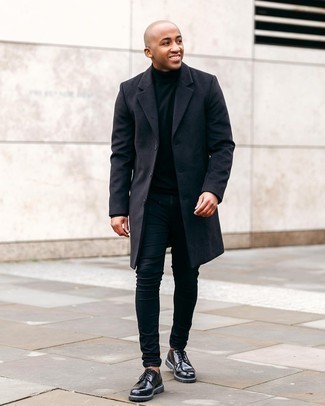 30 Jährige: Welche Derby Schuhe mit schwarzer enger Jeans zu tragen – 31 Smart-Casual Herren Outfits: Kombinieren Sie einen schwarzen Mantel mit schwarzen engen Jeans, um mühelos alles zu meistern, was auch immer der Tag bringen mag. Fühlen Sie sich mutig? Entscheiden Sie sich für Derby Schuhe.