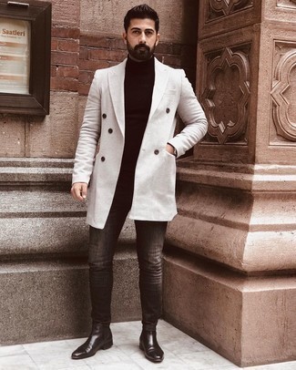Dunkelgraue enge Jeans kombinieren – 489 Herren Outfits: Vereinigen Sie einen weißen Mantel mit dunkelgrauen engen Jeans für einen bequemen Alltags-Look. Schwarze Chelsea Boots aus Leder putzen umgehend selbst den bequemsten Look heraus.