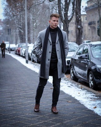 20 Jährige: Wie schwarze Jeans mit brauner Chelsea Boots aus Leder zu kombinieren – 6 Herren Outfits kühl Wetter: Kombinieren Sie einen grauen Mantel mit schwarzen Jeans für einen bequemen Alltags-Look. Putzen Sie Ihr Outfit mit braunen Chelsea Boots aus Leder.