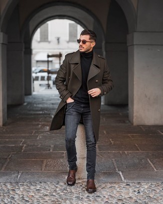 Welche enge Jeans mit braunen Mantels zu tragen – 63 Herren Outfits: Kombinieren Sie einen braunen Mantel mit engen Jeans für einen bequemen Alltags-Look. Entscheiden Sie sich für dunkelbraunen Chelsea Boots aus Leder, um Ihr Modebewusstsein zu zeigen.
