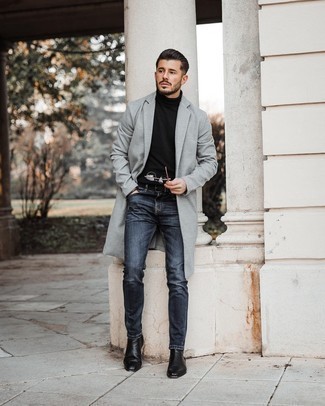 Wie dunkelblaue enge Jeans mit grauen Mantels zu kombinieren – 20 Smart-Casual Herbst Herren Outfits: Paaren Sie einen grauen Mantel mit dunkelblauen engen Jeans für ein bequemes Outfit, das außerdem gut zusammen passt. Wählen Sie schwarzen Chelsea Boots aus Leder, um Ihr Modebewusstsein zu zeigen. So einfach kann ein cooles Herbst-Outfit sein.