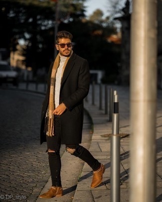Braunen Schal mit Karomuster kombinieren – 19 Herren Outfits: Ein schwarzer Mantel und ein brauner Schal mit Karomuster sind eine gute Outfit-Formel für Ihre Sammlung. Setzen Sie bei den Schuhen auf die klassische Variante mit braunen Chelsea Boots aus Leder.