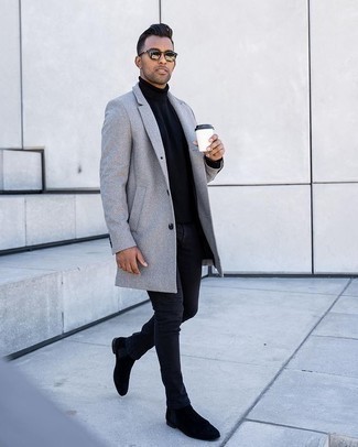 Wie enge Jeans mit Mantels zu kombinieren – 340 Herbst Herren Outfits: Kombinieren Sie einen Mantel mit engen Jeans für einen bequemen Alltags-Look. Setzen Sie bei den Schuhen auf die klassische Variante mit schwarzen Chelsea Boots aus Wildleder. Dieses Outfit eignet sich perfekt für den Herbst.