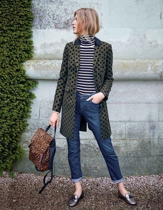 Silberne Leder Slipper kombinieren – 30 Damen Outfits: Erwägen Sie das Tragen von einem olivgrünen gepunkteten Mantel und dunkelblauen Jeans, um eine gemütliche Atmosphäre zu erschaffen. Fügen Sie silbernen Leder Slipper für ein unmittelbares Style-Upgrade zu Ihrem Look hinzu.