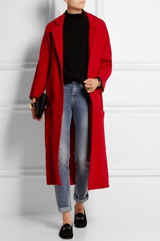 Schwarze Wildleder Slipper kombinieren – 59 Damen Outfits: Die Kombi aus einem roten Mantel und blauen Jeans schafft die ideale Balance zwischen einem Casual-Look und modernem Schick. Komplettieren Sie Ihr Outfit mit schwarzen Wildleder Slippern.