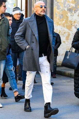 grauer Mantel, schwarzer Rollkragenpullover, weiße Jeans mit Destroyed-Effekten, schwarze Chelsea-Stiefel aus Leder für Herren
