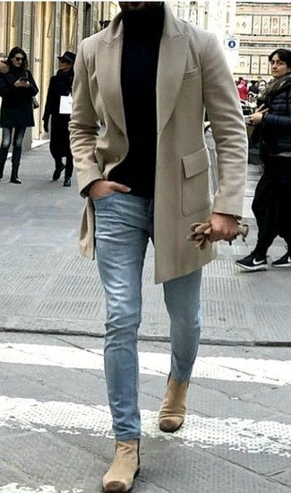 Welche Jeans mit camel Mantels zu tragen – 445 Herren Outfits: Erwägen Sie das Tragen von einem camel Mantel und Jeans für Ihren Bürojob. Ergänzen Sie Ihr Outfit mit hellbeige Chelsea Boots aus Wildleder, um Ihr Modebewusstsein zu zeigen.