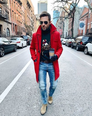Roten Mantel kombinieren – 112 Herren Outfits: Kombinieren Sie einen roten Mantel mit blauen Jeans für einen für die Arbeit geeigneten Look. Fühlen Sie sich ideenreich? Ergänzen Sie Ihr Outfit mit hellbeige Chelsea Boots aus Wildleder.