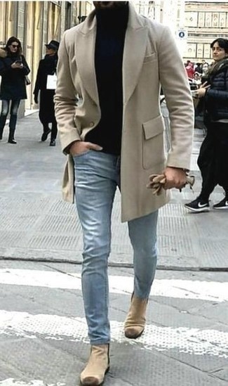 Beigen Mantel kombinieren – 500+ Herren Outfits kühl Wetter: Kombinieren Sie einen beigen Mantel mit hellblauen Jeans, wenn Sie einen gepflegten und stylischen Look wollen. Fühlen Sie sich ideenreich? Komplettieren Sie Ihr Outfit mit hellbeige Chelsea Boots aus Wildleder.