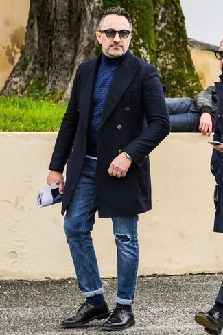 50 Jährige: Business Schuhe kombinieren – 2 Casual Herren Outfits kalt Wetter: Kombinieren Sie einen dunkelblauen Mantel mit blauen Jeans mit Destroyed-Effekten für einen bequemen Alltags-Look. Fühlen Sie sich ideenreich? Entscheiden Sie sich für Business Schuhe.