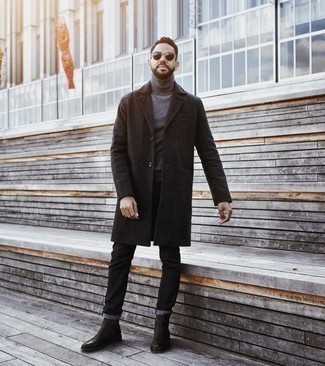 Welche Mäntel mit dunkelgrauen Rollkragenpullovers zu tragen – 308 Herren Outfits: Vereinigen Sie einen Mantel mit einem dunkelgrauen Rollkragenpullover, wenn Sie einen gepflegten und stylischen Look wollen. Vervollständigen Sie Ihr Outfit mit schwarzen Chelsea Boots aus Leder, um Ihr Modebewusstsein zu zeigen.