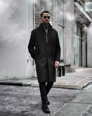 Schwarze Wildlederfreizeitstiefel kombinieren – 15 Smart-Casual Herren Outfits kalt Wetter: Kombinieren Sie einen schwarzen Mantel mit schwarzen Jeans für Ihren Bürojob. Komplettieren Sie Ihr Outfit mit einer schwarzen Wildlederfreizeitstiefeln.