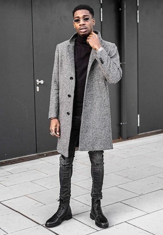 Welche Mäntel mit dunkelgrauer Jeans zu tragen – 224 Herren Outfits: Kombinieren Sie einen Mantel mit dunkelgrauen Jeans, um einen lockeren, aber dennoch stylischen Look zu erhalten. Eine schwarze Lederfreizeitstiefel sind eine großartige Wahl, um dieses Outfit zu vervollständigen.