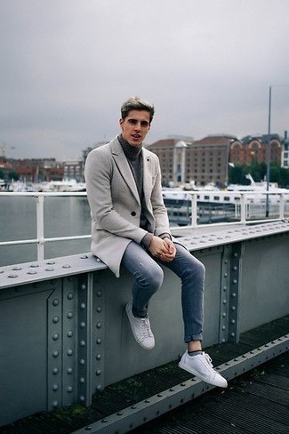 20 Jährige: Dunkelblaue Socken kombinieren – 54 Herren Outfits kalt Wetter: Vereinigen Sie einen grauen Mantel mit dunkelblauen Socken für einen entspannten Wochenend-Look. Weiße Segeltuch niedrige Sneakers sind eine perfekte Wahl, um dieses Outfit zu vervollständigen.