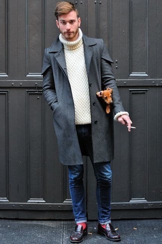 20 Jährige: Dunkelrote Leder Slipper kombinieren – 7 Smart-Casual Herren Outfits kalt Wetter: Entscheiden Sie sich für einen dunkelgrauen Mantel und blauen Jeans, um einen modischen Freizeitlook zu kreieren. Putzen Sie Ihr Outfit mit dunkelroten Leder Slippern.
