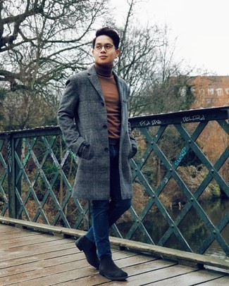 20 Jährige: Mantel kombinieren – 500+ Smart-Casual Herren Outfits: Die Kombination aus einem Mantel und dunkelblauen Jeans eignet sich hervorragend zum Ausgehen oder für modisch-lässige Anlässe. Setzen Sie bei den Schuhen auf die klassische Variante mit schwarzen Chelsea Boots aus Wildleder.