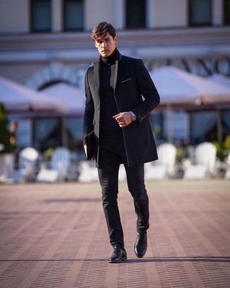 Schwarzen und weißen Mantel kombinieren – 500+ Herren Outfits: Erwägen Sie das Tragen von einem schwarzen und weißen Mantel und schwarzen Jeans mit Destroyed-Effekten, um mühelos alles zu meistern, was auch immer der Tag bringen mag. Schwarze Leder Brogues sind eine einfache Möglichkeit, Ihren Look aufzuwerten.