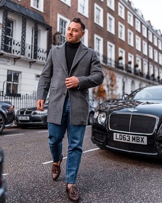 30 Jährige: Braune Leder Slipper kombinieren – 185 Herren Outfits kühl Wetter: Kombinieren Sie einen grauen Mantel mit blauen Jeans, um einen modischen Freizeitlook zu kreieren. Fühlen Sie sich ideenreich? Entscheiden Sie sich für braunen Leder Slipper.