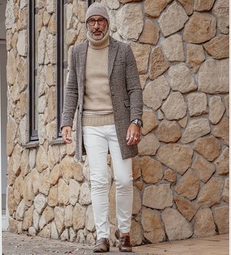 Beige Strick Wollrollkragenpullover kombinieren – 78 Herren Outfits: Kombinieren Sie einen beige Strick Wollrollkragenpullover mit weißen Jeans, um einen lockeren, aber dennoch stylischen Look zu erhalten. Fühlen Sie sich mutig? Wählen Sie braunen Leder Slipper.