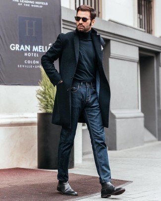 dunkelblauer Mantel, dunkelblauer Rollkragenpullover, dunkelblaue Jeans, schwarze Chelsea Boots aus Leder für Herren