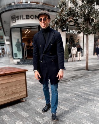 Schiebermütze kombinieren – 893+ Herren Outfits: Ein dunkelblauer Mantel und eine Schiebermütze sind eine perfekte Outfit-Formel für Ihre Sammlung. Fühlen Sie sich ideenreich? Wählen Sie schwarzen Chelsea Boots aus Leder.