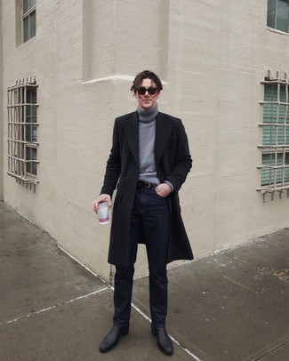 Schwarzen Ledergürtel kombinieren – 264 Smart-Casual Herren Outfits kalt Wetter: Tragen Sie einen schwarzen Mantel und einen schwarzen Ledergürtel für einen entspannten Wochenend-Look. Fühlen Sie sich ideenreich? Entscheiden Sie sich für schwarzen Chelsea Boots aus Leder.